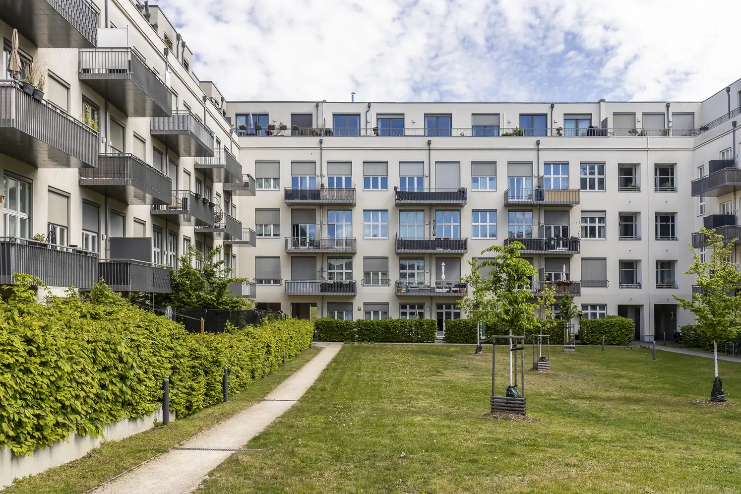 Green Lofts Gebäudeensemble mit Uhrturm